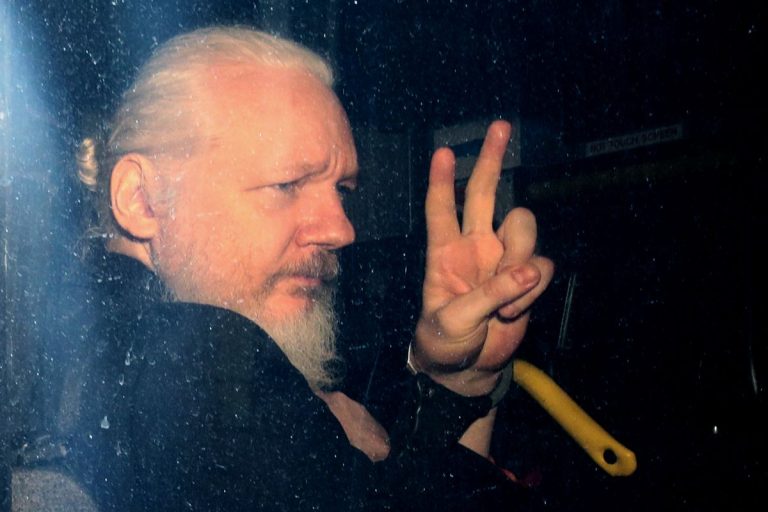 Gran Bretagna, il ministro dell’Interno firma la richiesa di estradizione verso gli Usa per Julian Assange