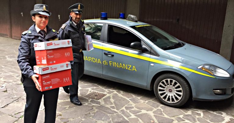 Prato, la Finanza scopre una “centrale” per l’assemblaggio di merce contraffatta