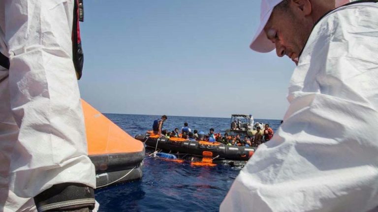 Lampedusa, in avvicinamento un barcone con 50 migranti