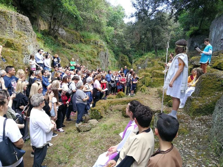 Gli alunni della IB dell’Istituto S. D’Acquisto protagonisti in via degli Inferi con la rappresentazione teatrale itinerante “L’Odissea”