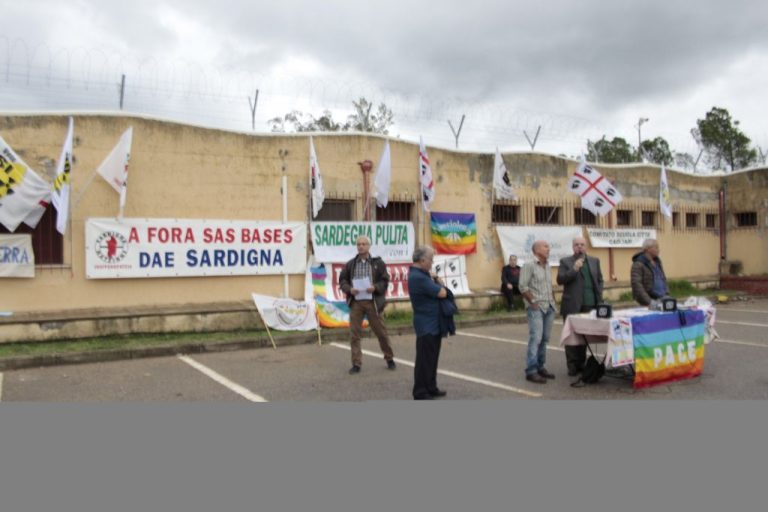 Cagliari, sit in davanti al Tar contro la fabbrica di esplosivi di Domusnuvas