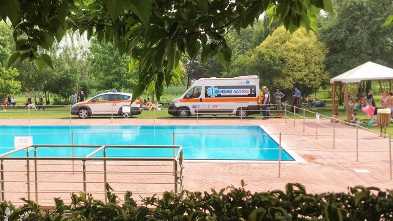 Mantova, bambina di 5 anni cade in una piscina: salvata dall’intervento di alcuni ragazzi