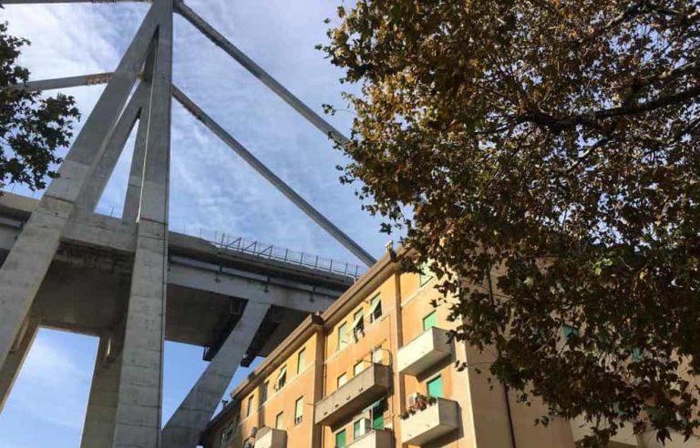 Genova, sono iniziate le demolizioni delle case di via Porro sotto i monconi del ponte Morandi