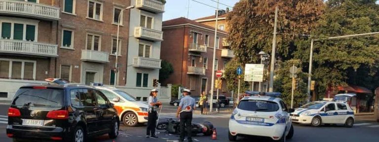 Bologna, incidente stradale tra una macchina della polizia e uno scooterista: muore un 51enne