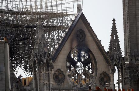 Parigi, la prossima settimana prima messa a Notre-Dame con l’elmetto