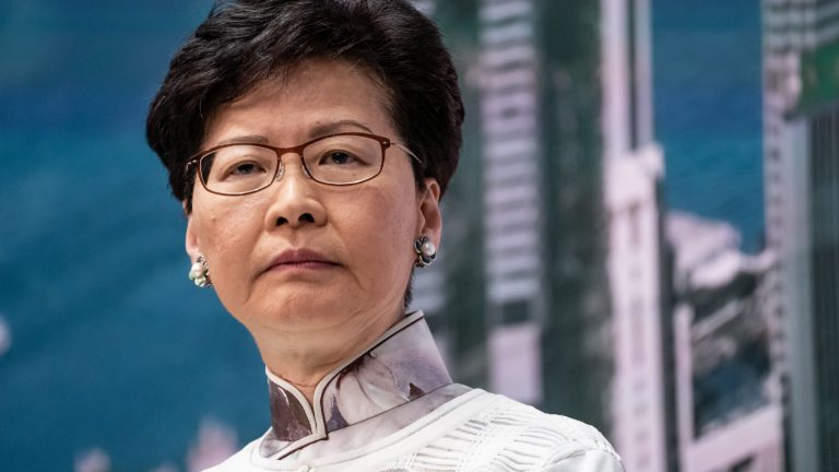 Hong Kong, la Cina conferma il sostegno alla governatrice Carrie Lam