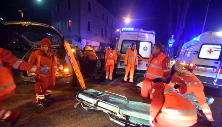 Cusano Milanino (Milano), si cala dalla finestra ma cade dal 2° piano: grave un 17enne