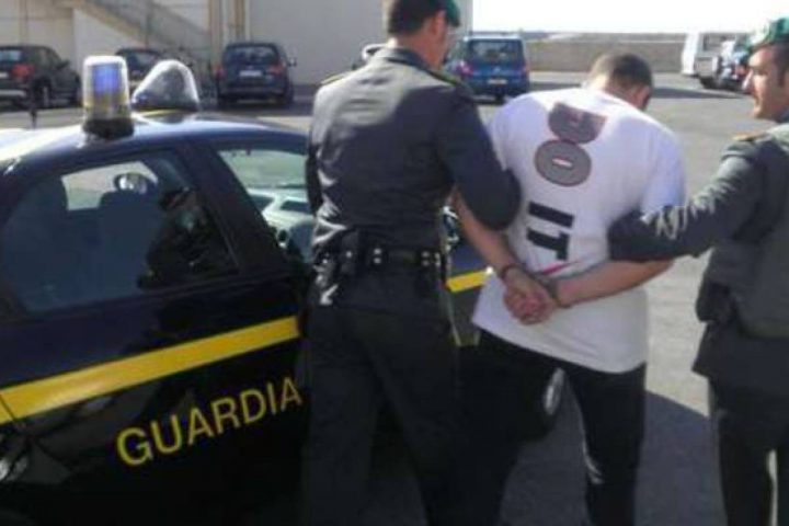 Palermo, la Gdf arresta una persona all’aeroporto con 21 chili di hashish dentro il suo trolley