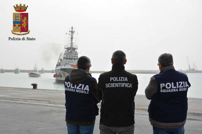 Agrigento, arrestati due scafisti tunisini che hanno fatto sbarcare 43 migranti a Lampedusa