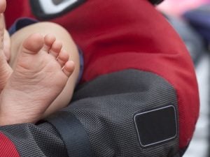 Catania, bimbo di 4 anni dimenticato in auto con 40 gradi salvato per miracolo: denunciati i due genitori svizzeri