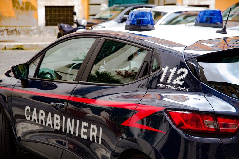 Biancavilla (Catania), per paura del marito violento la moglie si era chiusa in un armadio: arresto l’uomo per maltrattamenti