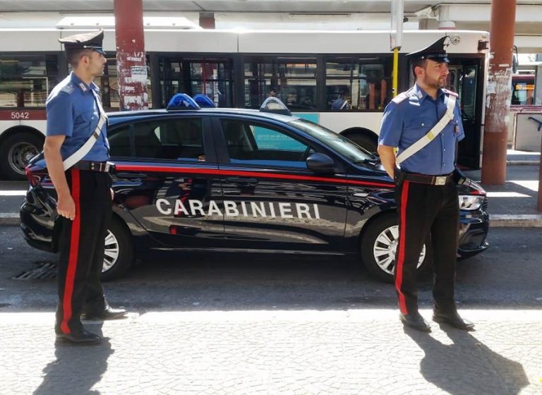 Zigzagava per le strade di Roma, fermato e arrestato. Aveva una piccola scorta di coca