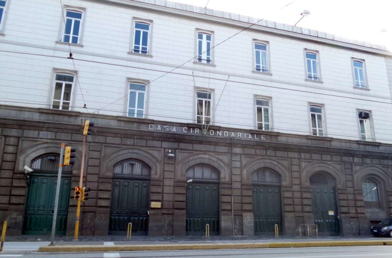 Napoli, muore un detenuto nel carcere di Poggioreale, protesta dei detenuti