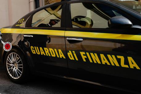Udine, sgominata associazione e delinquere dedita al traffico di alcolici: venti persone in manette