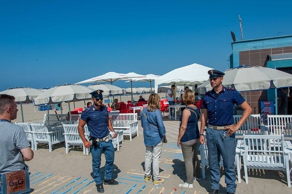 Litorale: controlli negli stabilimenti balneari contestate violazioni per oltre 100 mila euro     Personale della Divisione Amministrativa, diretta da Angela Cannavale, con l’apertura della stagione estiva, ha intrapreso un’attività di serrati controlli a carico degli stabilimenti balneari presenti sul litorale di tutta la provincia romana. Diverse sono state le ispezioni effettuate negli ultimi giorni – unitamente alla Capitaneria di Porto di Fiumicino e a personale dell’Ispettorato del lavoro – finalizzate al rispetto delle normative in materia di autorizzazioni amministrative relative alla gestione degli stabilimenti e alla somministrazione di cibi e bevande praticata dai “Lidi”, ed anche mirate ad accertare la regolarità ed il corretto utilizzo delle concessioni sul demanio marittimo, nonché volte a contrastare il fenomeno del “lavoro nero”.  Dall’attività svolta, sono emerse irregolarità nel 50% delle strutture controllate ed elevate in totale 31 sanzioni amministrative per complessivi 100 mila euro. In particolare sono state elevate sanzioni a carico di quattro stabilimenti, di cui due di Fregene e due di Focene (località balneari del Comune di Fiumicino), per la violazione della vigente Ordinanza di sicurezza balneare, emessa dalla Capitaneria di Porto, in particolare per l’assenza del personale addetto (bagnini di salvataggio) e per gravi carenze delle dotazioni di sicurezza. All’interno di un noto stabilimento balneare sul lungomare di Fregene sono stati trovati all’interno del ristorante prodotti alimentari congelati privi di etichettatura e documentazione di tracciabilità, potenzialmente nocivi per la salute o mal conservati, oltre a carenze igienico-sanitarie della cucina priva dei sistemi di protezione da insetti. Per tali ragione si è proceduto al sequestro di oltre un quintale di pesce congelato per un valore di diverse migliaia di euro, ed alla relativa segnalazione alla locale A.S.L .per i provvedimenti di competenza per le carenze igieniche riscontrate. In 3 attività è stata riscontrata la presenza di lavoratori in nero, costituenti oltre il 20% del totale complessivo dei dipendenti, tanto da far notificare immediatamente il provvedimento di sospensione dell’attività, con l’emissione di sanzioni per un totale di euro 20.000,00. I controlli straordinari di predetta area hanno permesso anche di scoprire come all’interno di uno stabilimento balneare in località Focene, era stata attivata un’attività ricettiva abusiva sprovvista di qualsiasi autorizzazione, delle cabine erano state trasformate come vere e proprie camere per il pernotto, affittate alla clientela, motivo per cui si sta provvedendo all’emanazione di un ordine immediato di cessazione.