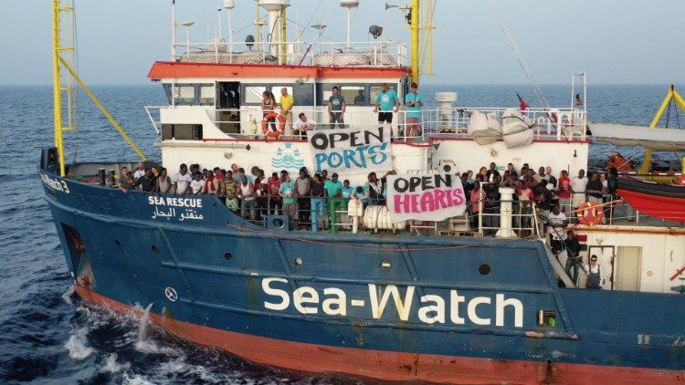 Sea Watch 3: Perquisizione della Finanza a bordo. Il ministro Moavero: “Cinque Paesi accoglieranno i 42 migranti”
