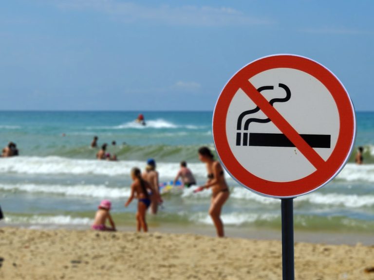 “Dal prossimo anno divieto di fumo totale sulle spiagge”