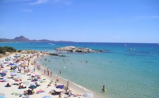 Sardegna, 79enne di Cremona muore per un malore sul litorale di Costa Rei