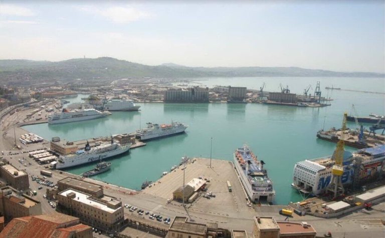 Ancona, un portuale di 33 anni è morto colpito al collo da un cavo d’acciaio