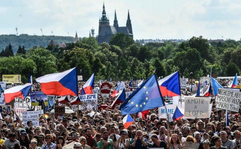 Praga, oltre 200mila persone in piazza per protestare contro il premier Babis