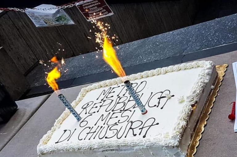 Torta e candeline per la riapertura della stazione Metro di Repubblica