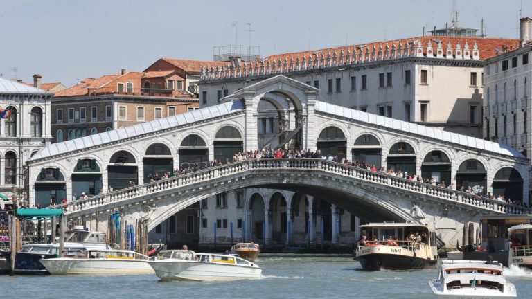 Venezia, bagno nel Canal Grande: denunciati due turisti ubriachi