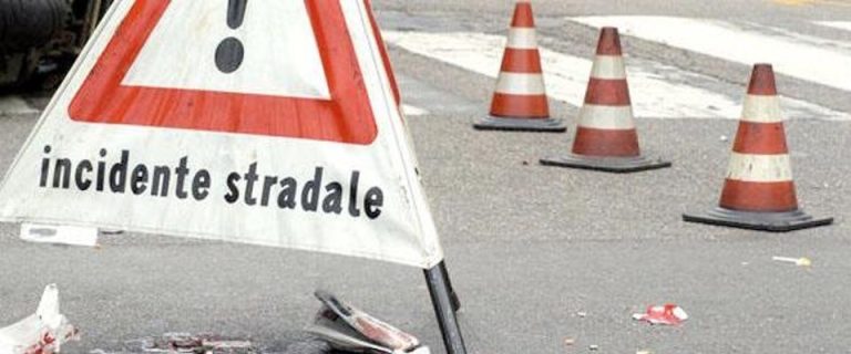 Lusciano (Caserta), motociclista colpito al casco da un uccello cade e muore