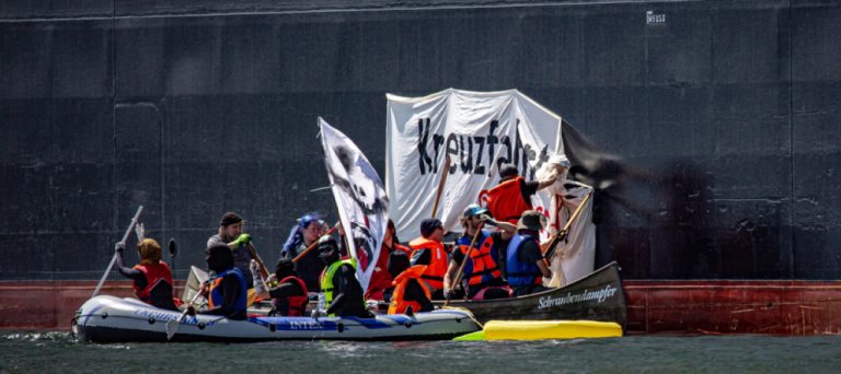 Germania, attivisti a difesa dell’ambiente hanno bloccato una nave da crocera al porto di Kiel