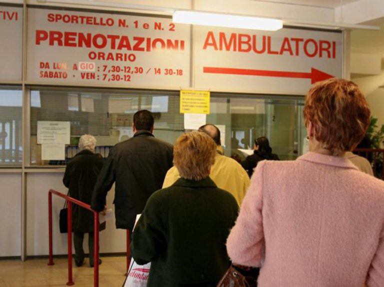 Salute, il 44 per cento degli italiani ha pagato di tasca propria per evitare le lunghe liste d’attesa