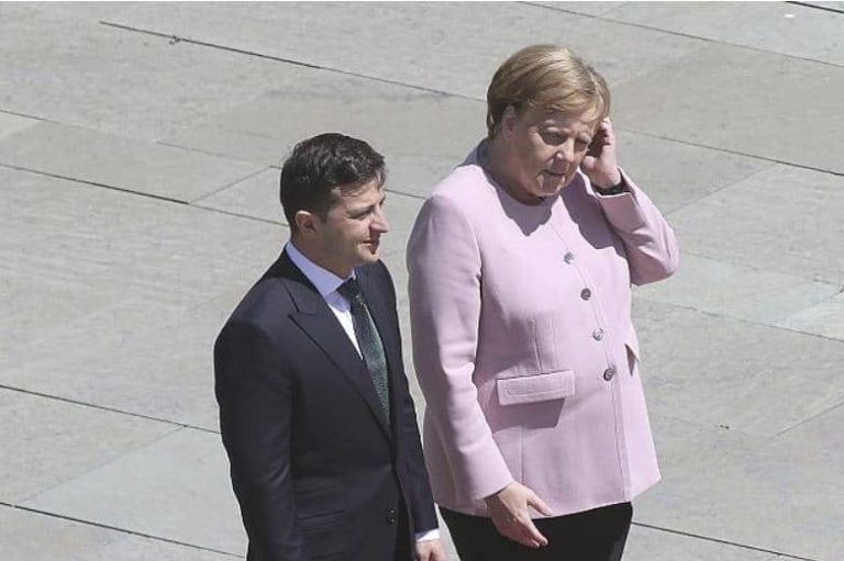 Germania, lieve malore per Angela Merkel durante la visita del presidente dell’Ucraina: colpa del caldo eccessivo