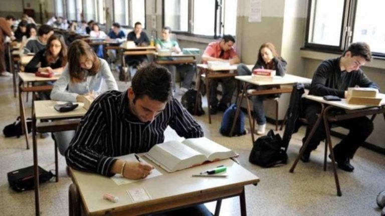 Maturità: stamane la seconda prova con latino e greco per il Classico e matematica e fisica per lo Scientifico