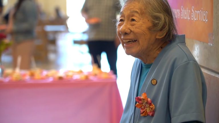 Usa, in California May Lee, una donna di 99 anni ancora lavora al Dipartimento delle Finanze