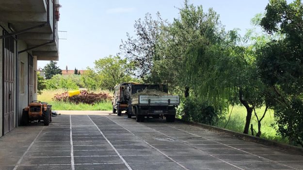 Frascineto (Cosenza), intimidazione contro un’impresa edile: bruciati un camion e un autospurgo