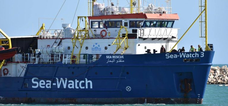 Il drammatico appello dei migranti sulla Sea Watch: “Siamo esausti, fateci scendere…”