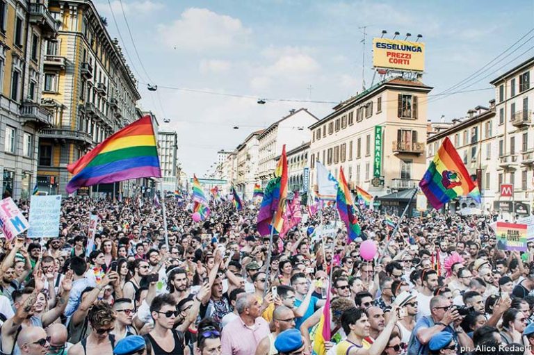 Milano “invasa” dai colori del Gay Pride