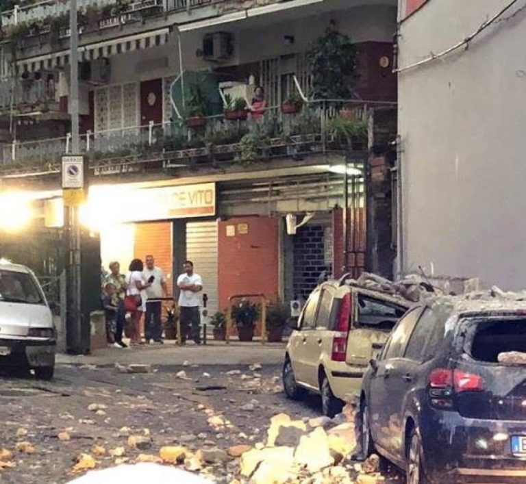 Napoli, crolla un cornicione nel centro storico: muore un commerciante investito dai calcinacci