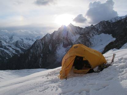 Pakistan, sono tutti salvi i quattro alpinisti italiani che erano stati travolti da una valanga a 5.300 metri di altezza