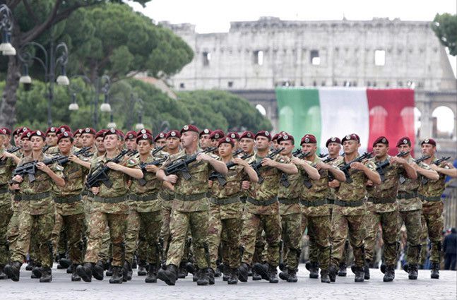 Festa della Repubblica, la fuga polemica dei generali dai Fori Imperiali. Ministra Trenta e M5S sotto accusa