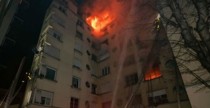 Parigi, incendio in un palazzo nel centro: tre morti e 28 feriti