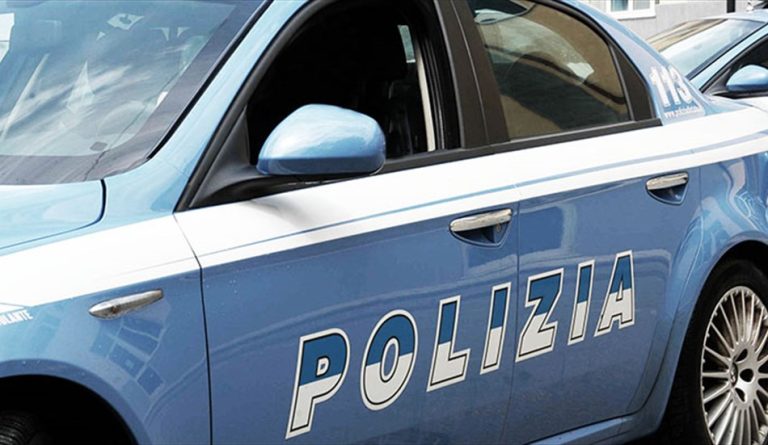 Brescia, atti sessuali davanti ad una bambina: arrestato dalla polizia