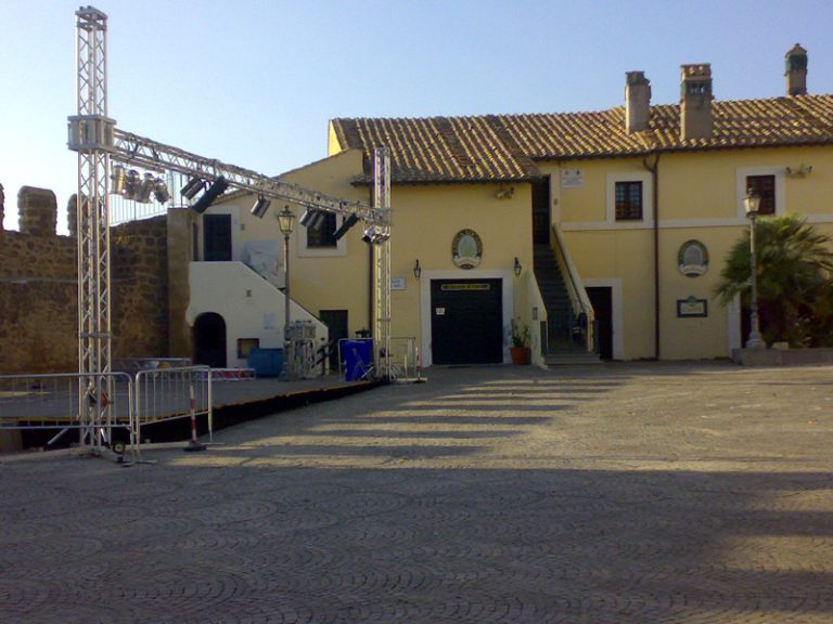 In piazza Santa Maria a Cerveteri i saggi di danzadi “Aspettando l’Estate… – nel Ricordo di Valentina”