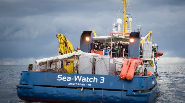 Lampedusa, seconda notte sulla Sea Watch 3 per i 52 migranti al confine con le acque territoriali