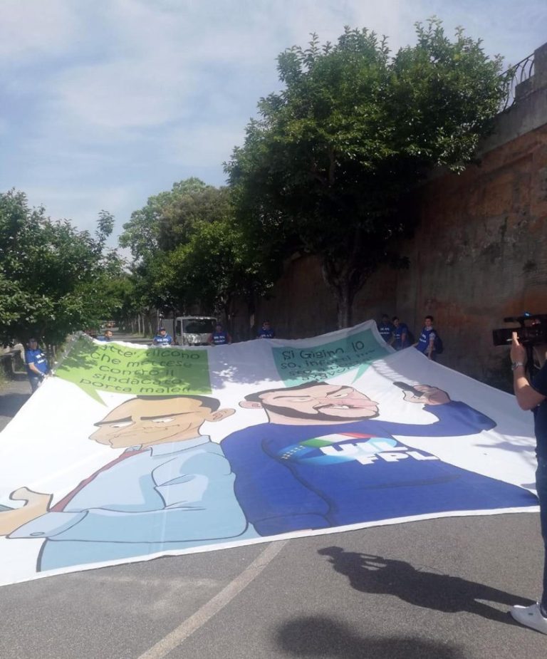 Roma, la Digos sequestra uno striscione della Uil Fpl contro Di Maio e Salvini in piazza del Popolo