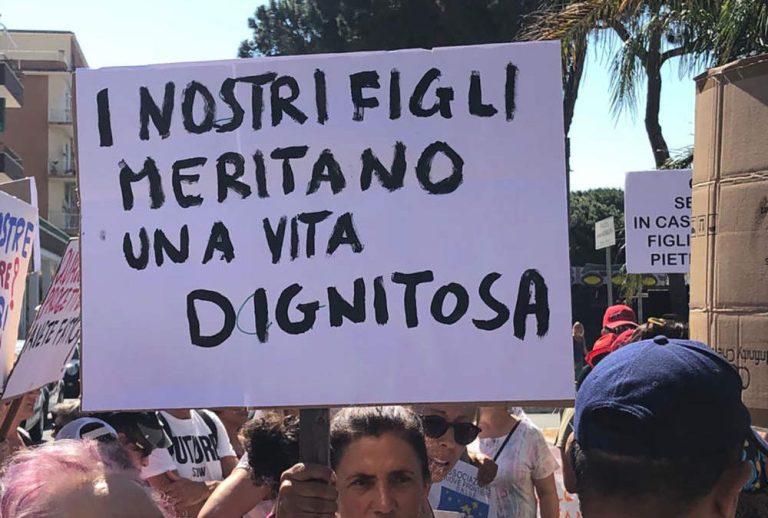 Tagli all’assistenza sociale Ladispoli è scesa in piazza