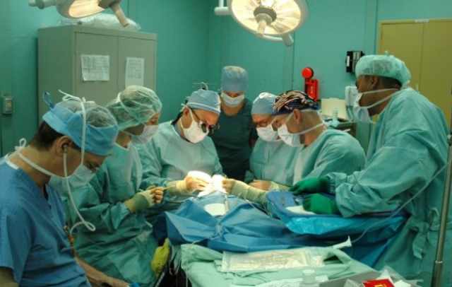 Torino, eccezionale intervento chirurgico all’ospedale Cto: un paziente tetraplegico potrà muovere entrambe le mani