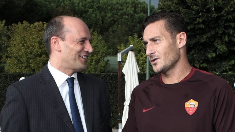 Calcio, dopo le “parole al veleno” di Totti, parla il vicepresidente della Roma Mauro Baldissoni: “Dispiace molto che questa sia la sua percezione figlia dell’amarezza, ma non possiamo che rispondere con dei fatti, Francesco ha avuto due contratti da giocatore da questa società e uno da dirigente e una proposta da dt”