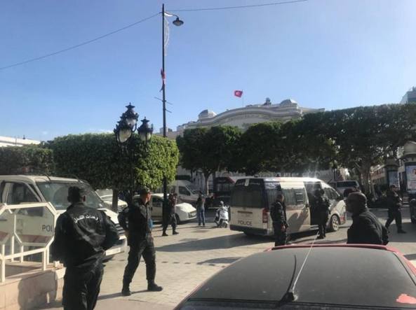 Tunisi, duplice attentato terrorista: morto un agente e otto persone ferite