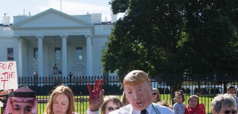 Washington, proteste davanti la Casa Bianca in occasione del 4 luglio