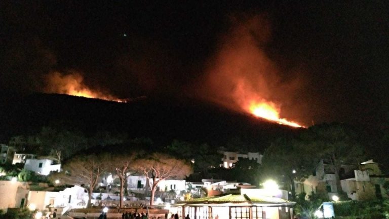 San Vito Lo Capo (Trapani), notte di paura per un incendio vicino ad un villaggio turistico che è stato evacuato