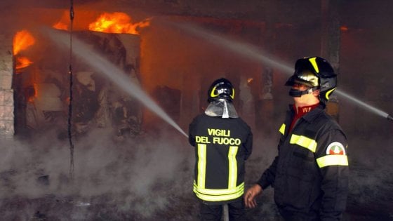Milano, incendio in un capannone vicino la scalo ferroviario Farini